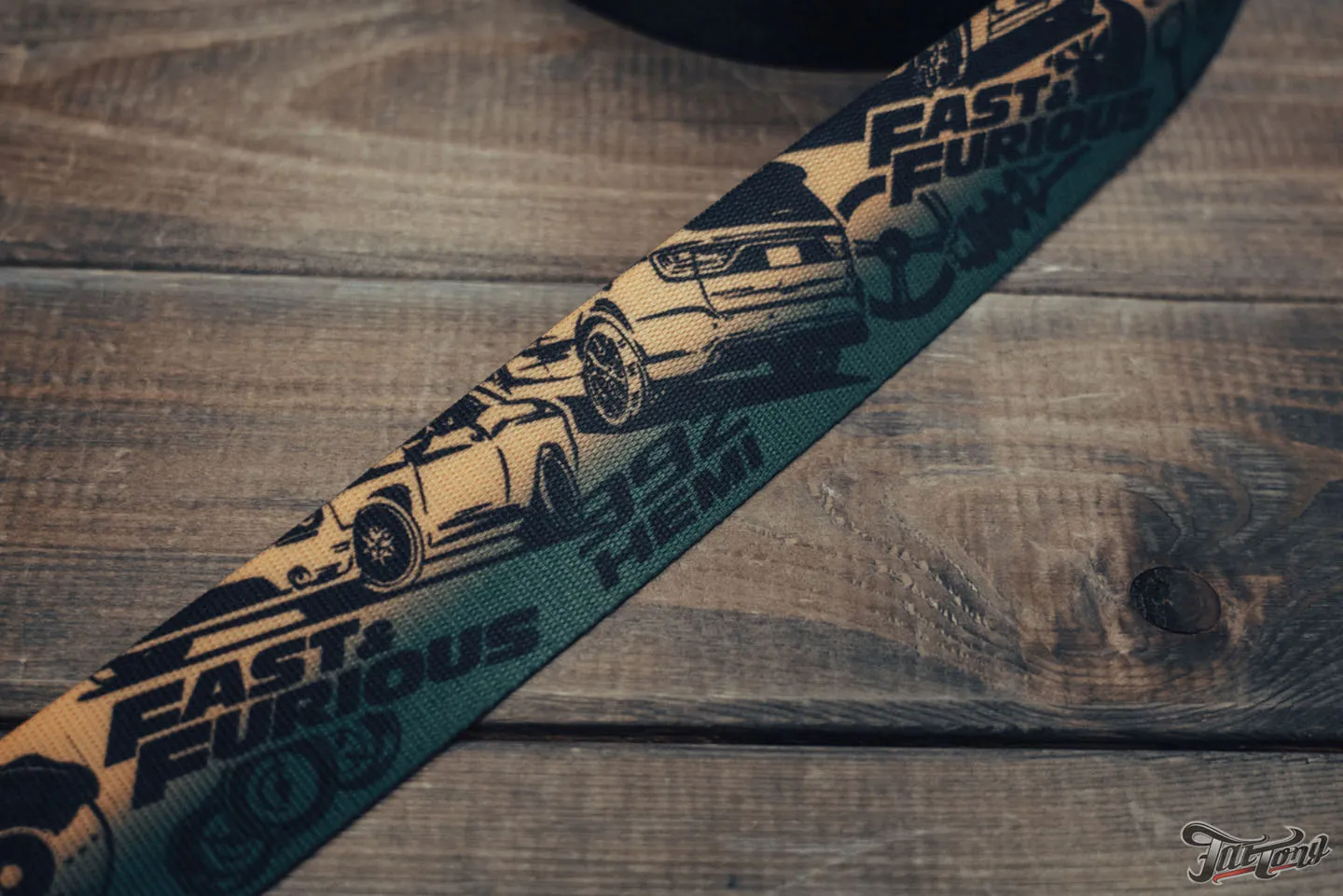 Изготовили и установили цветные ремни с принтом на большой проект Dodge Durango SRT